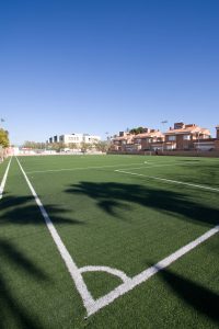 Campo de fútbol 7 con césped artificial Caxton College, british school