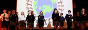 Alumnos de Secundaria cantando y bailando en el teatro del colegio