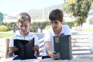 Alumnos de secundaria con iPad en las instalaciones de Caxton College