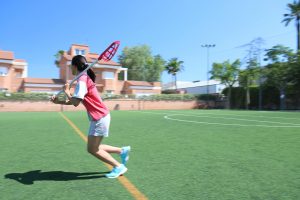 Alumna de Secundaria practicando deporte al aire libre en las instalaciones de Caxton College