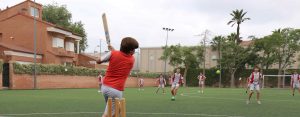 Alumno practicando baseball en Caxton College