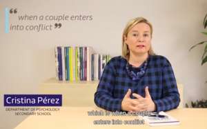 Psicóloga Cristina Pérez dando pautas a padres