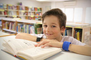 Alumno de primaria en la biblioteca de Caxton